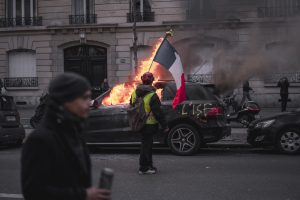 Protestas en Francia: Un análisis crítico de la cobertura mediática